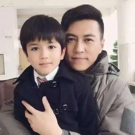 靳东儿子靳鹰正面照曝光靳东老婆李佳大肚怀二胎