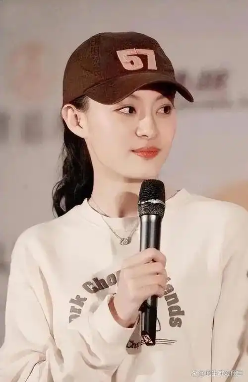 孙俪留长发太惊艳,不整容不打针美的自然有特色,打扮稚嫩像20岁