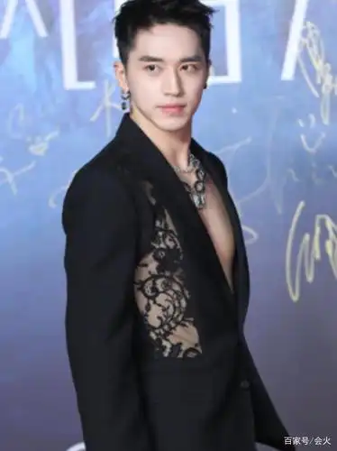 许魏洲蕾丝透视西装现身红毯,零下天气,穿的比女演员还清凉?