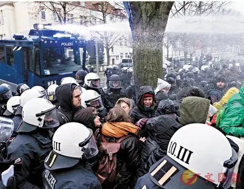 防暴警以水炮驱赶示威者. 美联社