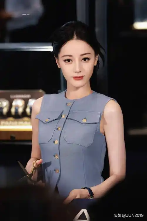 迪丽热巴是公认的神仙颜值,不管是生图还是精修图,都能惊艳众人.