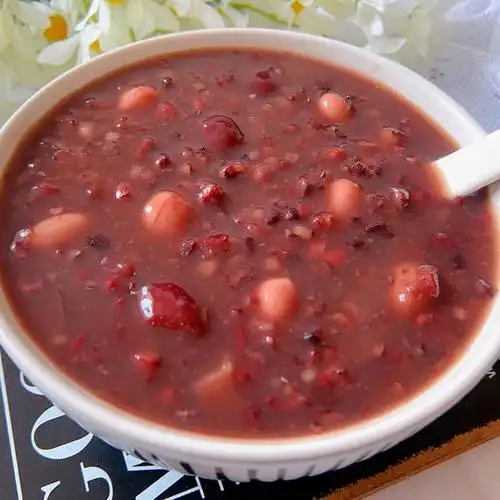 很浓稠,花生和红豆都炖得很软烂,寒冷的早上,一碗热乎乎的粥,暖心又