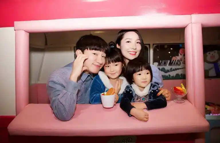 王祖蓝为小女儿庆生 晒一家四口合照温馨甜蜜