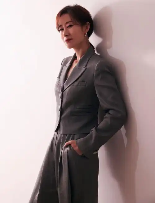 刘敏涛灰色质感西装勾勒完美身材 光影间眉眼灵动女人味十足