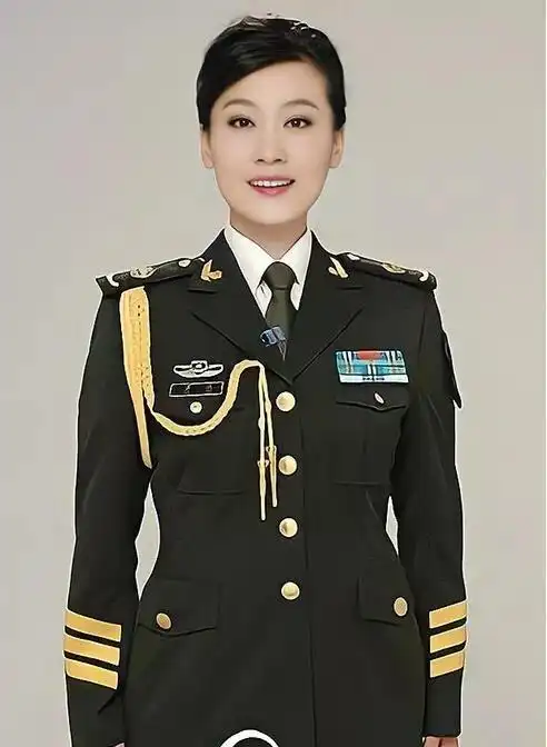 谭晶军装照