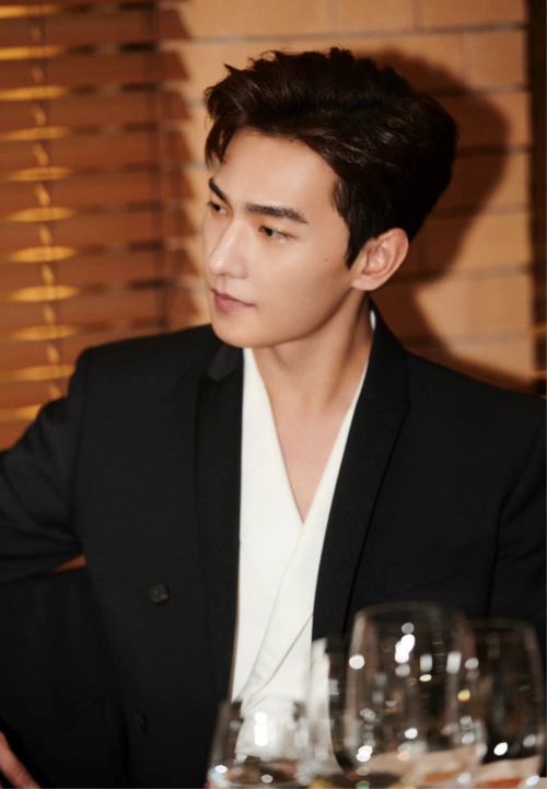 杨洋出席hogan2021春夏型格派对于摩登都市间随性生活