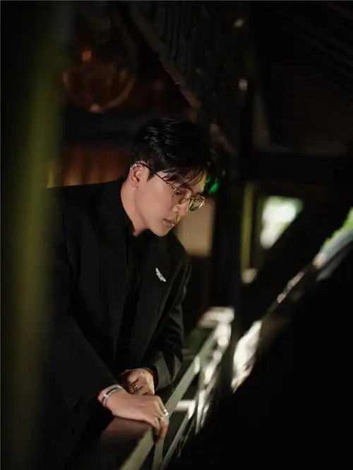 苏有朋黑西装造型亮相活动尽展俊逸简约格调