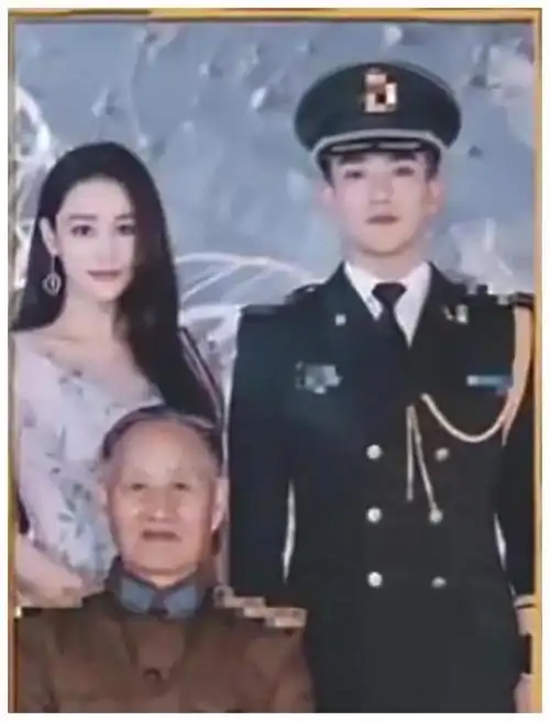 张馨予罕秀恩爱首公开家人老公何捷与军人爷爷气质出众