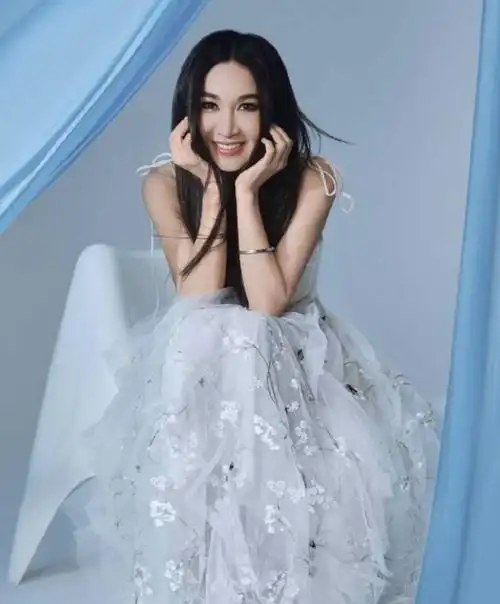 回顾温碧霞贫民窟走出来的女星把养子当亲生55岁不生孩子也幸福