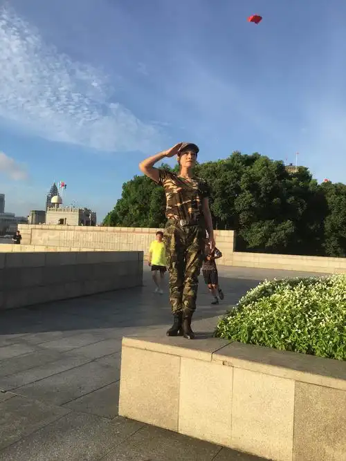 女退伍军人行军礼剧照