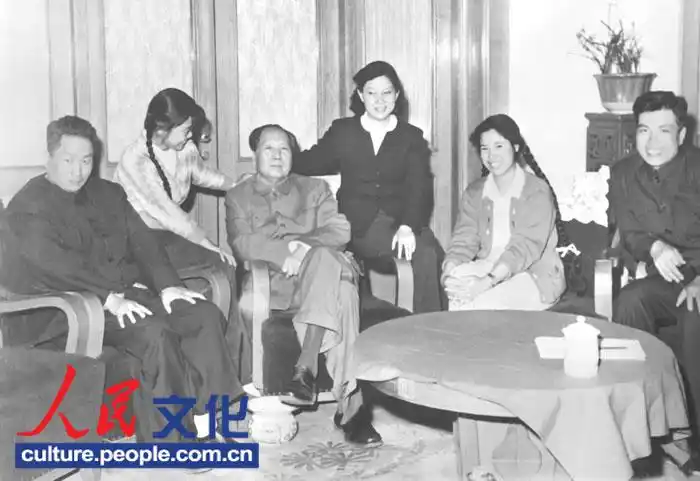 全家大团圆(从左向右,毛岸青,张少林,毛泽东,刘思齐,邵华,杨茂之).