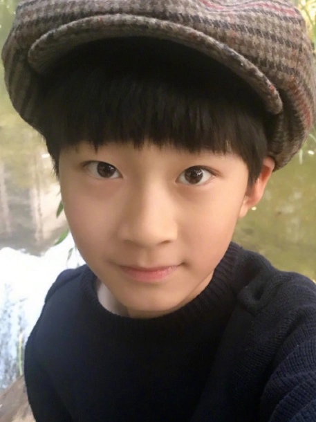 张亮儿子才是"整容式"长大,12岁身高170,容颜精致帅成偶像男主