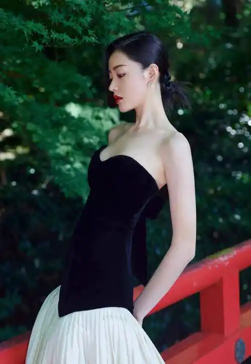 原创张天爱身材真有料高时尚裙大秀美腿蚂蚁腰直角肩好抢镜