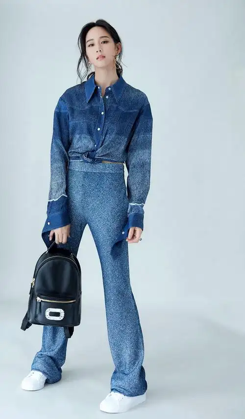 张钧甯演绎夏日牛仔装 时尚感还得靠身材