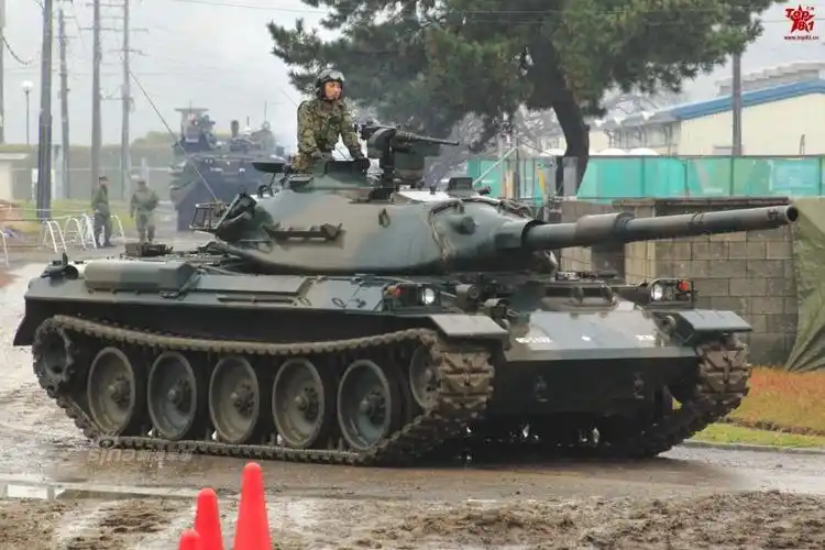 日本军事学校展示90式坦克:解放军96式可一战
