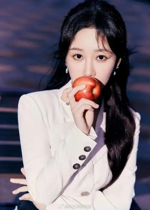 杨紫身穿白色西装写真释出半马尾造型俏皮中带着温柔