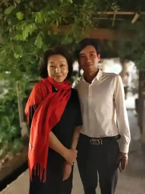 终于见到江珊真实样,二婚后发福发腮,甚至没素人漂亮,田小洁身材干瘦