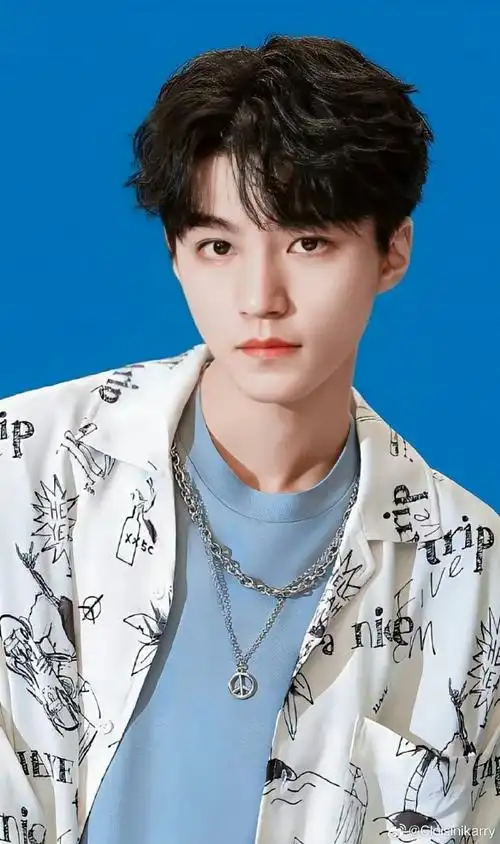 王俊凯超话#超话星愿池##洞洞鞋鞋花#好可爱的凯凯,仿佛又看到了那个