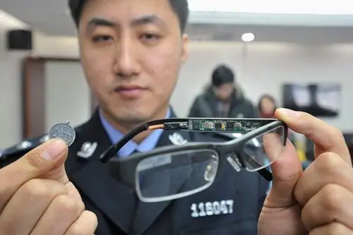 当地警方查获作弊用眼镜.(图/翻摄自网路)