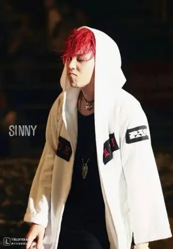 权志龙白色连衣帽照片,有的请给我