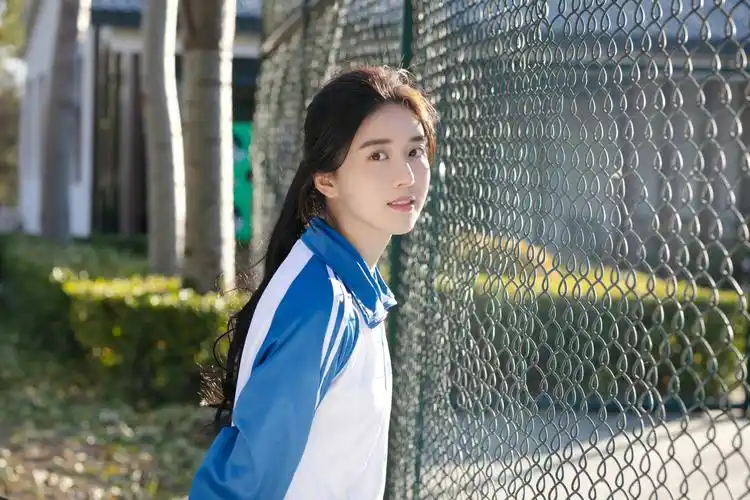 李凯馨元气校服写真曝光 清纯可爱演绎少女活力