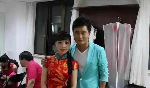 当王二妮开始走向了成功的巅峰,李飞的自卑心理也开始作祟,他提出了