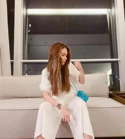 本身身高不是很优越的昆凌,利用oversize款的西装和自行车裤搭配,街头