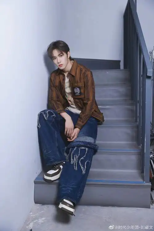 刘耀文的牛仔裤好特别#刘耀文的牛仔裤好特别,拽酷拽酷的,反季节创铑