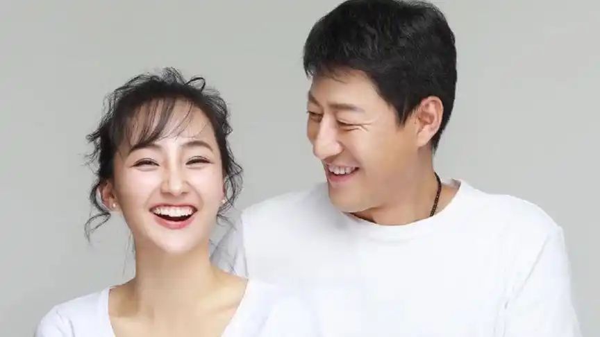 于震与小13岁娇妻在家练瑜伽 妻子颜值超高撞脸景甜