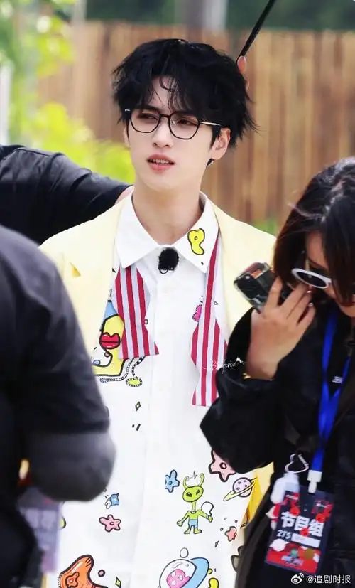严浩翔卷毛眼镜造型##严浩翔幼态感