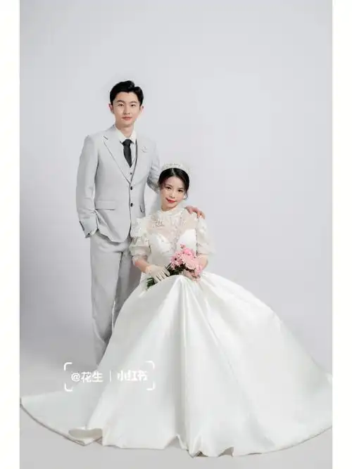 一米五小个子女生的婚纱照