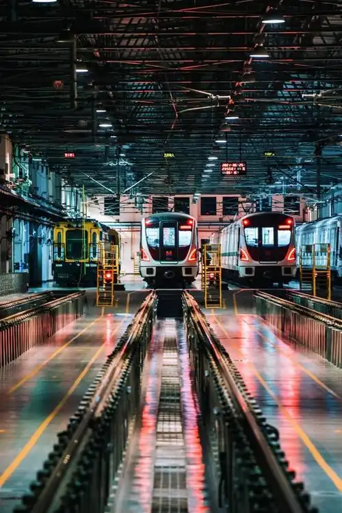 本组照片反映的是地铁在末班运营后的检查,夜间车辆段的故事作者:方瑞