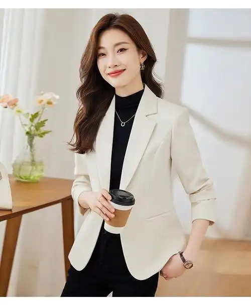 口袋 拼接 纽扣:服装款式细节西装领:领子长袖:袖长常规:衣长修身型