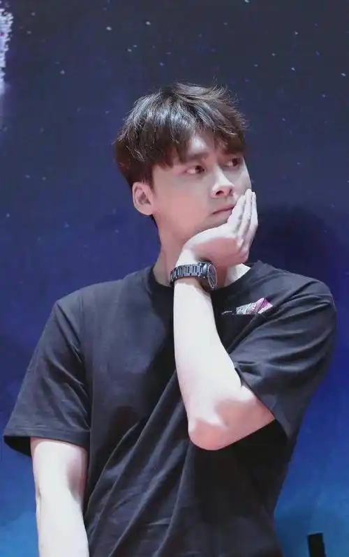 原创与杨幂传绯闻当众捏脸王思聪却被笑脸相迎李易峰到底什么来头