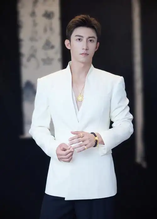 黄景瑜深v白西装