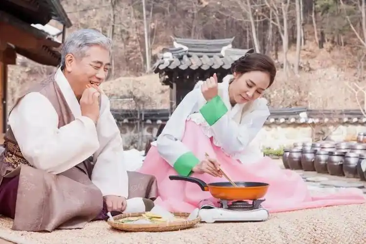 与日本,中国不同,在韩国吃饭不可端著饭碗和汤碗来吃.