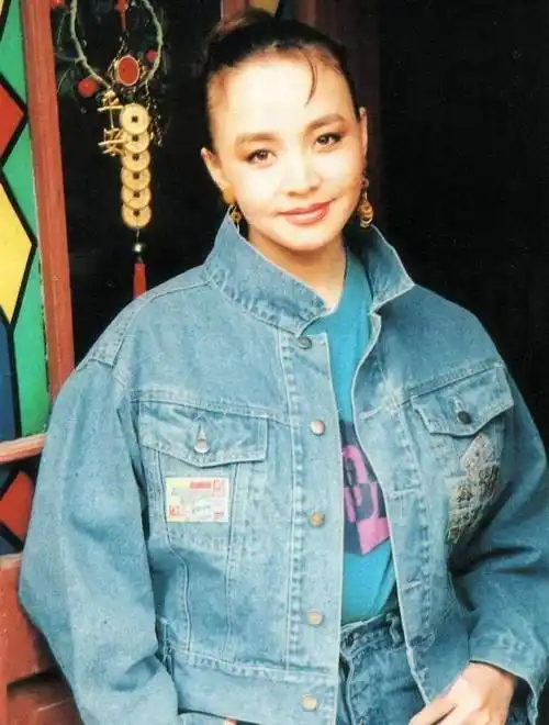 宋丹丹年轻比基尼照片曝光,性感身材堪比超模,年轻颜值不输小花