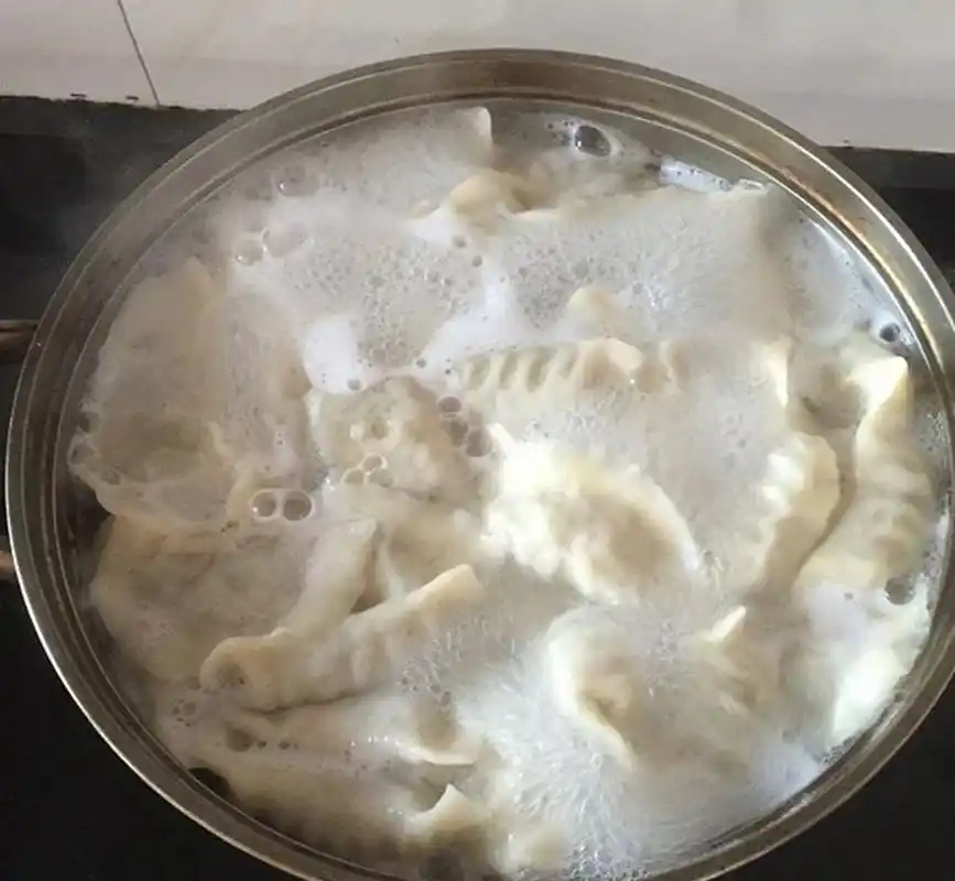 煮饺子时,要不要盖锅盖?厨娘说漏嘴:很多人做错,难怪饺子破皮