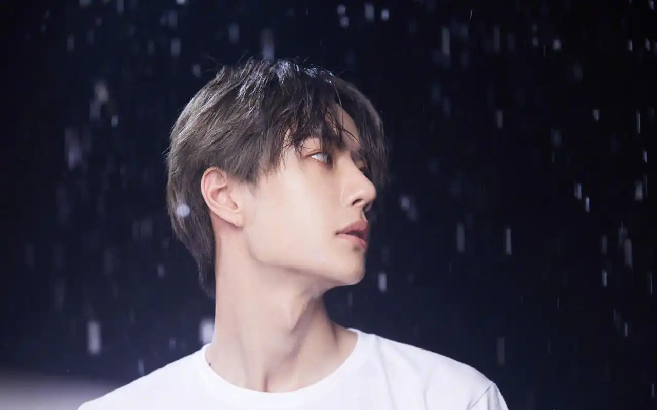 王一博雨中帅气写真图片桌面壁纸 _ 图片网