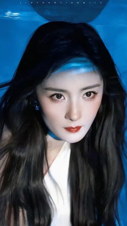 杨幂白色美人鱼妆造