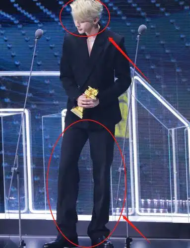 不过大家都知道,蔡徐坤的身高有184cm,这身高在娱乐圈中就已经非常