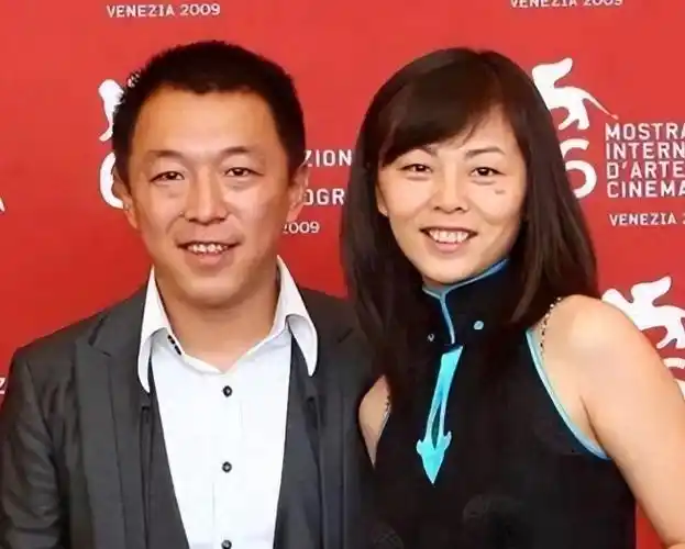 黄渤家宴排场大!妻子小欧罕见露面显年轻,全家人共用一张脸_腾讯新闻