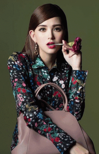 一则是颜值高,身材好并且上个月刚过完23岁生日的  天王嫂昆凌爆出