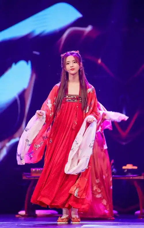 杨超越红衣古装