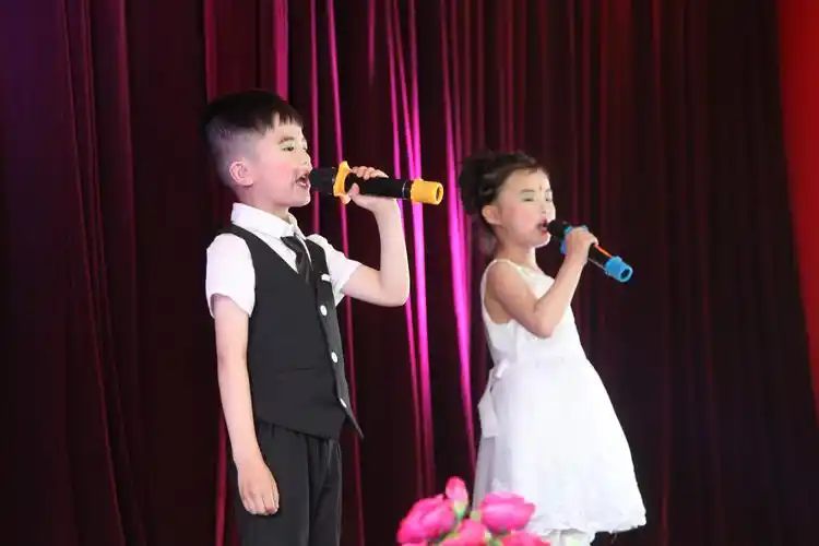 接下来就是我们英姿飒爽的小主持人啦,他们默契十足的搭配,胸有成竹