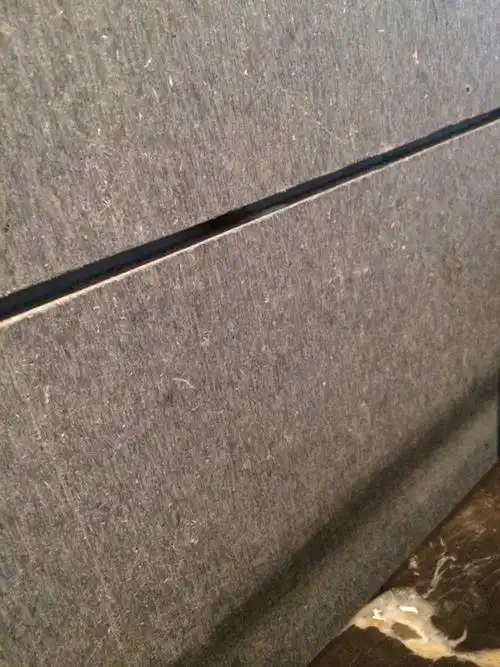 一边烤肉一边欣赏灶妈子