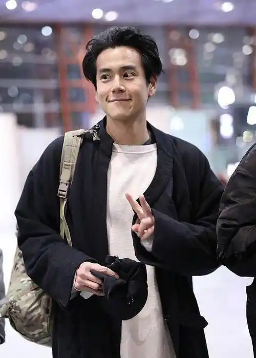 彭于晏穿风衣梳大背头亮相37岁仍旧少年对镜微笑又帅又奶_健身_网友