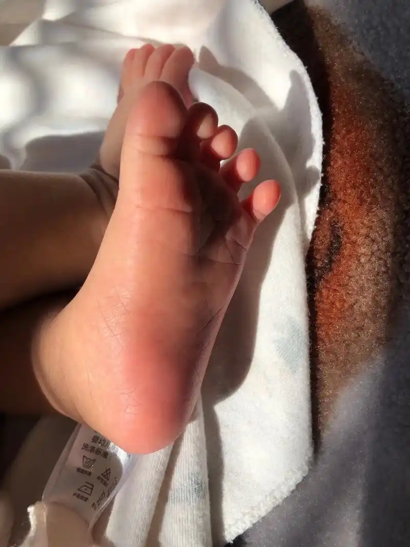 我的抖音生活日记 宝宝的小脚丫子9090#人类幼崽的脚丫 - 抖音