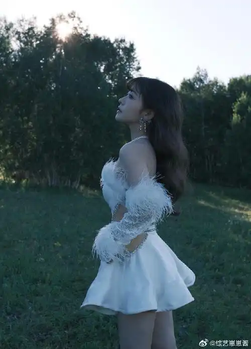 露腰短裙的搭配也非常显身材,赖美云这组照片真的好绝!