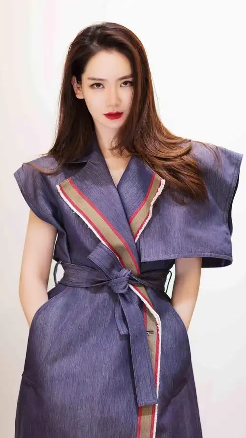 戚薇完美气质与完美身材的的美女歌手演员